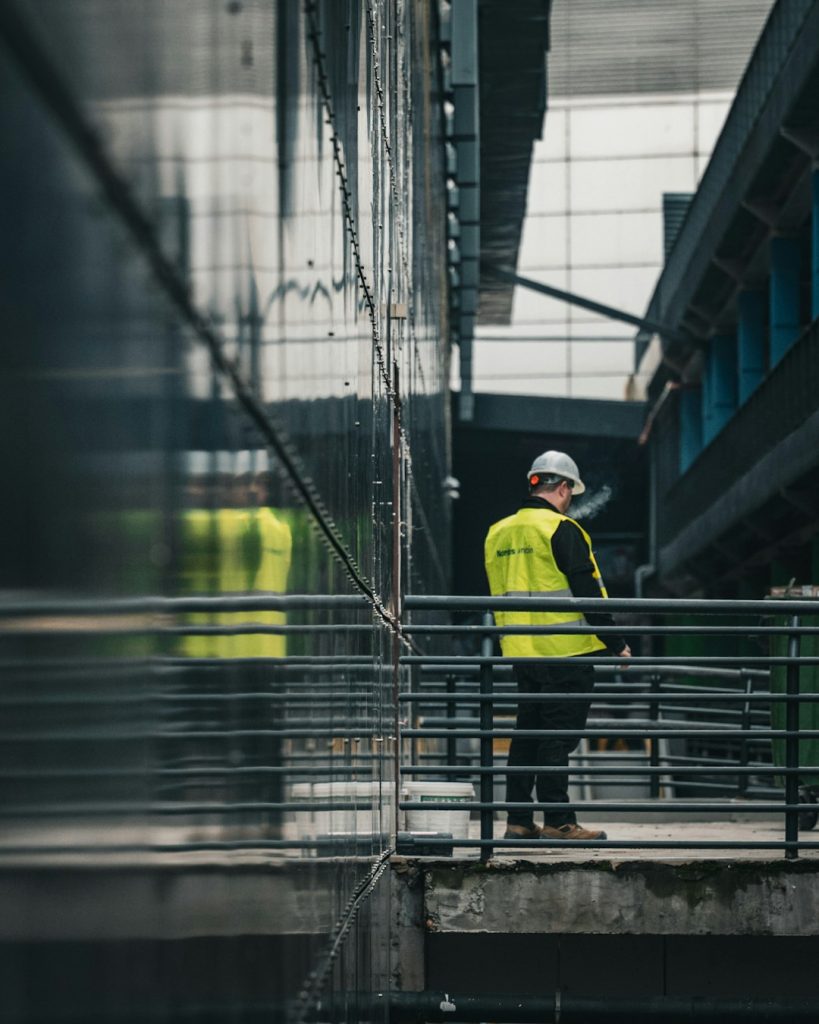 construction-worker-in-reflective-vest-on-walkway-gnlo1fkbkui